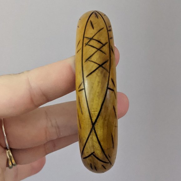 Carved wooden bangle bracelet - Picture 1 of 5